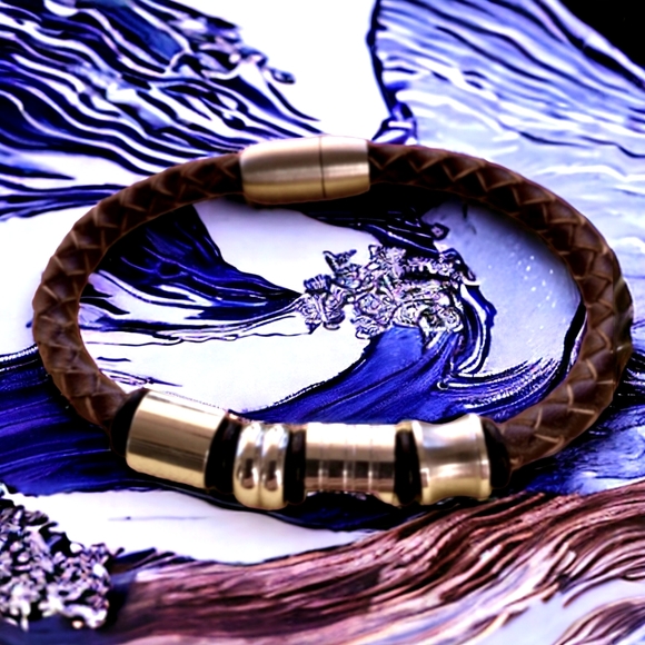 Leather charm unisex bracelet looks like new. - Picture 3 of 4